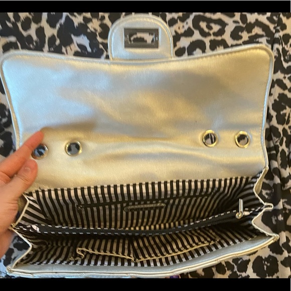 Beautiful MMS Design Studio silver quilted clutch with twist lock ❤️ - Picture 8 of 15